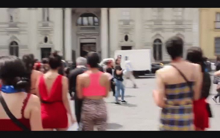 El estribillo de la canción, el violador eres tú, se usó en manifestaciones de mujeres en todo el mundo