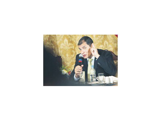 El presidente ecuatoriano, Rafael Correa, recibió ayer a la prensa internacional, ante la que dejó la sensación de que la crisis institucional desatada la semana pasada sigue sin resolverse del todo.