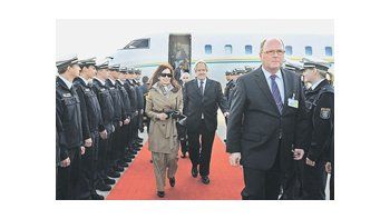 ámbito.com | Cristina de Kirchner arriba ayer a Fráncfort (Alemania), donde hoy inaugura el pabellón de la Argentina en la Feria del Libro de esa ciudad.