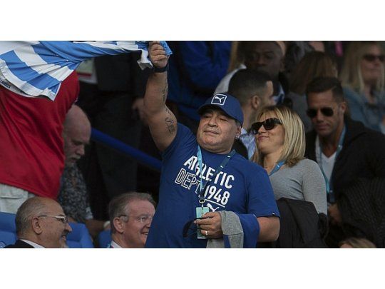 Maradona apoya a Hussein o Al Khalifa.