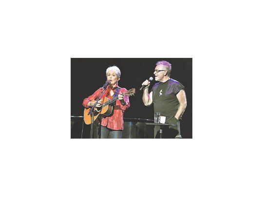 Con una voz impecable, pequeña, intimista, que no permite descubrir el paso del tiempo, actuó Joan Baez en Buenos Aires. En la foto, junto a León Gieco en su presentación en el Gran Rex.