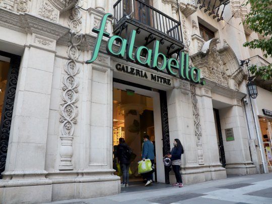 Falabella determinó cerrar cuatro tiendas en Buenos Aires.