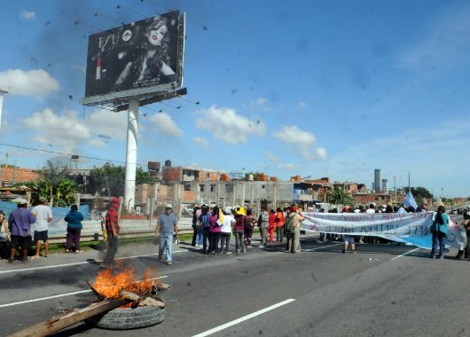 Vecinos de la Villa 31 cortaron la Autopista Illia.