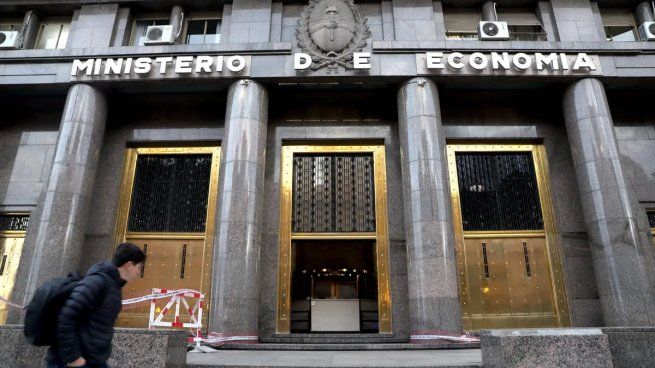 Deuda en pesos: Economía prepara un nuevo canje para junio