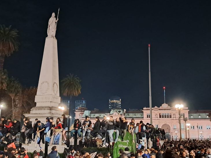 No se registraron conflictos en la masiva despedida de los fanáticos del Indio Solari, al frente de Casa Rosada. No se registraron conflictos en la masiva despedida de los fanáticos del Indio Solari, al frente de Casa Rosada.