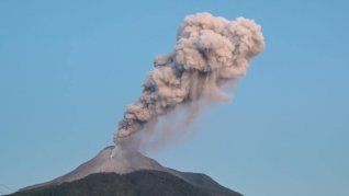 El volcán Lewotobi está situado en el sureste de la isla de Flores, Indonesia. 