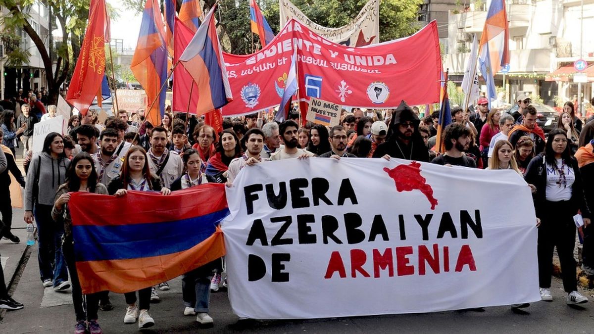 La comunidad armenia marchó a la embajada de Azerbaiyán en Buenos Aires