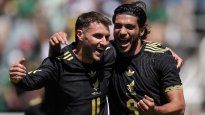 La dupla ofensiva de la Selección Mexicana que cada vez se entiende más y mejor: Santiago Giménez y Raúl Jiménez.