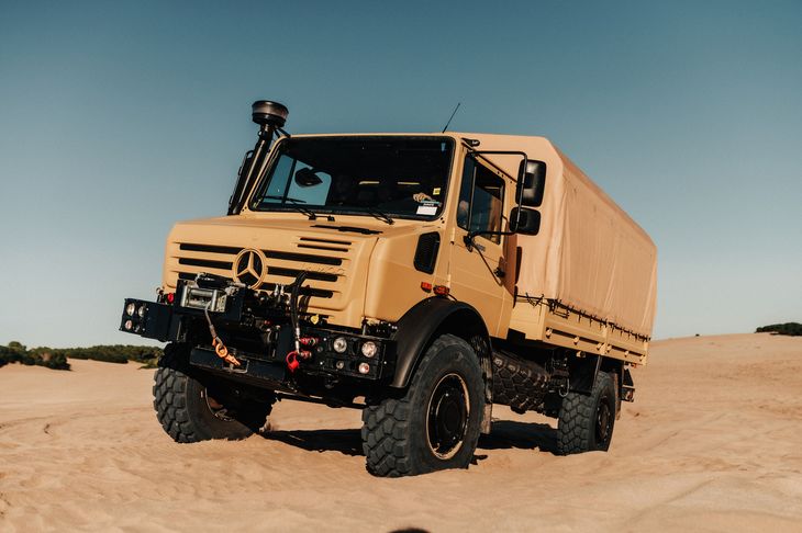 El Unimog U4000 se distingue por su tracción integral 4x4, motor de 218 hp, transmisión manual de 8 velocidades con reductora y una capacidad de vadeo de hasta 1,20 metros.