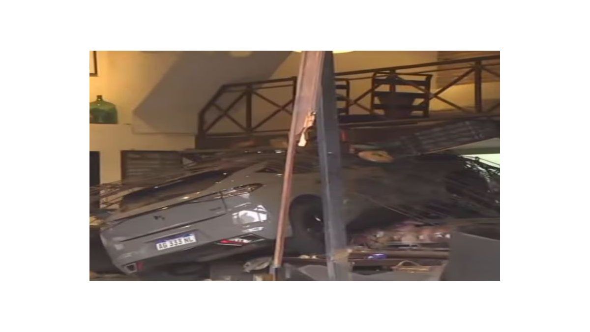 A car lost control and crashed into a famous deli in Chacarita