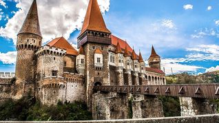 Con joyas arquitectónicas, Rumania atrae cada vez más latinoamericanos que buscan emigrar.