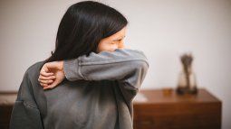 Dentro de los síntomas respiratorios, la tos se presenta en el 56% de los casos y el dolor de garganta en el 43%