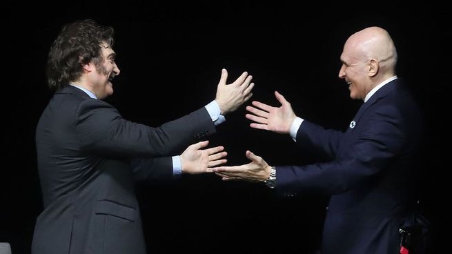 Javier Milei junto a José Luis Espert, durante la presentación de uno de sus libros en el Luna Park.