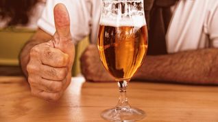 El alcohol aporta calorías vacías que pueden favorecer el aumento de peso, pero no fija la grasa en el cuerpo.