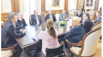 El Presidente recibió en su despacho de la Casa Rosada al ministro del Interior, Rogelio Frigerio, a  Federico Pinedo, Nicolás Massot (PRO);  Ángel Rozas  y Mario Negri, de la UCR, y a Elisa Carrió (Coalición Cívica).