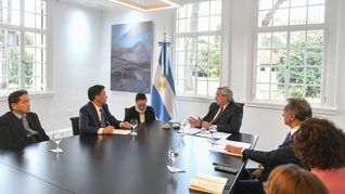 El presidente Alberto Fernández durante la reunión, con el CEO de la empresa china Gotion High Tech.