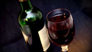 Nueva subasta de la Aduana 100% online: rematan metales preciosos y vinos nacionales