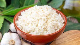 Por qué es importante lavar el arroz antes de cocinarlo, según la ciencia
