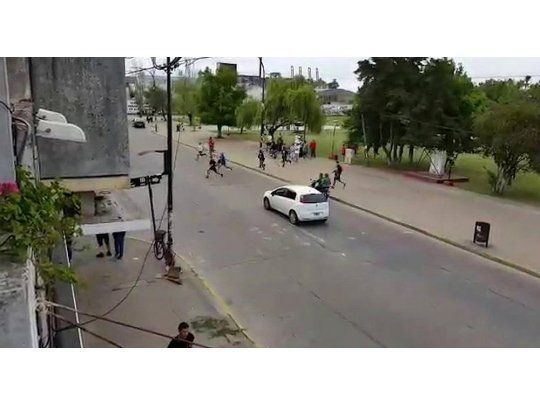 Decenas de chicos de Berisso y Ensenada se cruzaron a las trompadas en la calle. Cámaras de seguridad captaron las imágenes. (Fotos: gentileza Berisso Noticias)