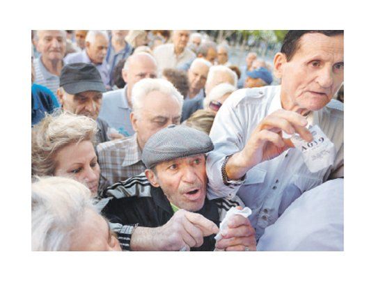 Cientos de jubilados se lanzaron hacia las sucursales bancarias en pos de hacerse de los euros prometidos por el Gobierno heleno.