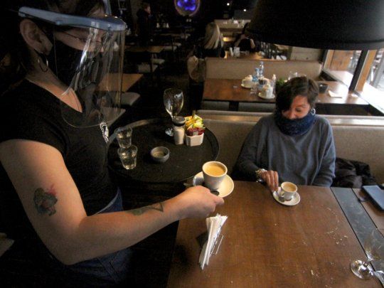 Desde la oposición piden por la reapertura de locales gastronómicos en la Provincia.