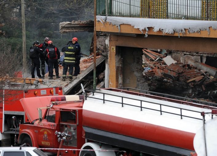 Dos muertos por explosión que destruyó depósito y súper en Virrey del Pino (foto 1)