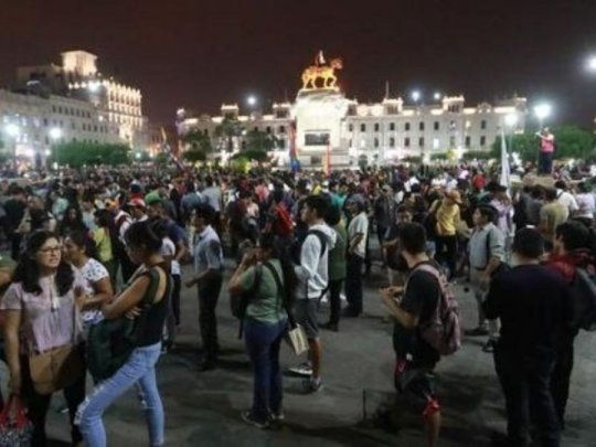 Miles de peruanos se lanzaron a las calles de Lima en defensa de Martín Vizcarra.