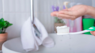 El moho que acumulan los cepillos de dientes puede ser muy dañino para la salud.