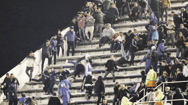 barbarie. Fue lo que se vio el miércoles por la noche en el estadio de Vélez, donde hinchas de Talleres que fueron de “infiltrados” recibieron golpes, patadas y agresiones por parte de fanáticos del club de Liniers.