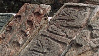 En el 2005 se encuentran 14 lápidas prehispánicas en el Templo Mayor, que datan del reinado de Moctezuma I. En el 2005 se encuentran 14 lápidas prehispánicas en el Templo Mayor, que datan del reinado de Moctezuma I.