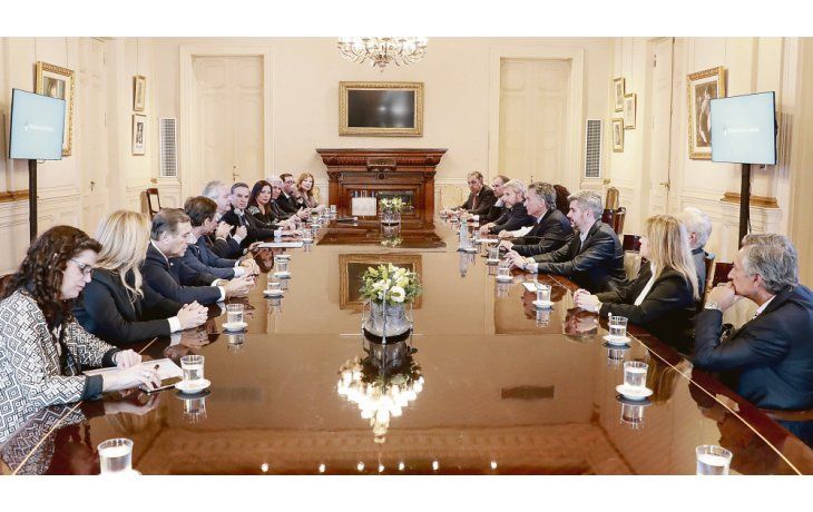 ámbito.com | Leve. Mauricio Macri ayer en Casa Rosada junto a senadores opositores, quienes recibieron información sobre endeudamiento y charlas con FMI.