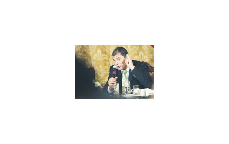 El presidente ecuatoriano, Rafael Correa, recibió ayer a la prensa internacional, ante la que dejó la sensación de que la crisis institucional desatada la semana pasada sigue sin resolverse del todo.