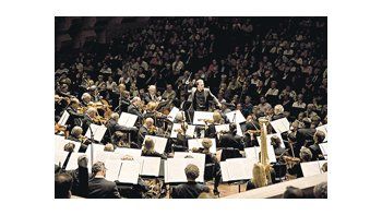 Leonard Slatkin al frente de la Orquesta Filarmónica de Rotterdam, en el teatro Coliseo.
