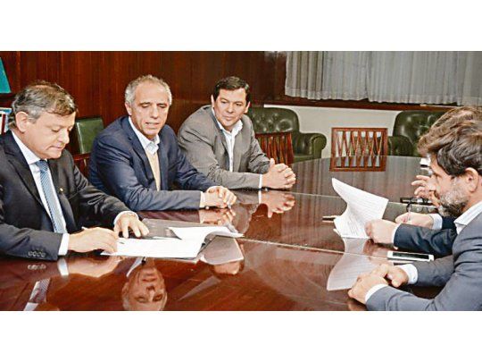 Rúbrica. Peppo, durante la firma del convenio el lunes con funcionarios del Ministerio del Interior. Hoy espera en Chaco a Caldarelli.