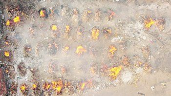 COLAPSO. En India han proliferado los crematorios ilegales debido al incremento del número de muertos por covid-19.