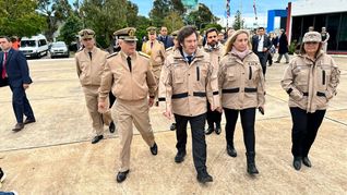 El Presidente Javier Milei junto a la Secretaria de la Presidencia, Karina Milei y la Ministra de Seguridad, Patricia Bullrich.