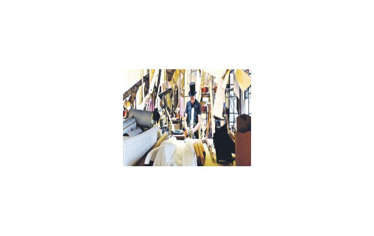 ámbito.com | Laura Lima montó su muestra “El mago desnudo” tras una colecta que invitaba a la gente a llevar al museo toda clase de objetos viejos: herramientas, pinceles, papeles, revistas, lámparas, muebles de todo tipo, escobas, latas, frascos, mesas de trabajo par