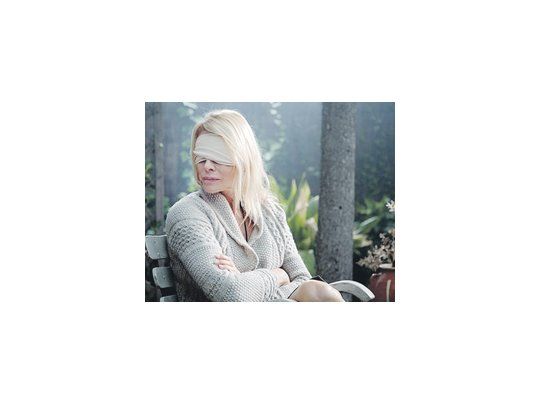 Belén Rueda es la pobre mujer con ceguera progresiva de «Los ojos de Julia», film bien hecho y fotografiado, pero con un guión previsible e incoherente.