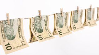 ámbito.com | side-view-banknotes-hanging-clothesline (1).jpg
