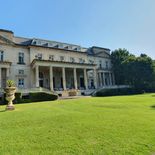 Fachada aristocrática y parque. Cuenta con más de 3.000 m2 cubiertos Fachada aristocrática y parque. Cuenta con más de 3.000 m2 cubiertos