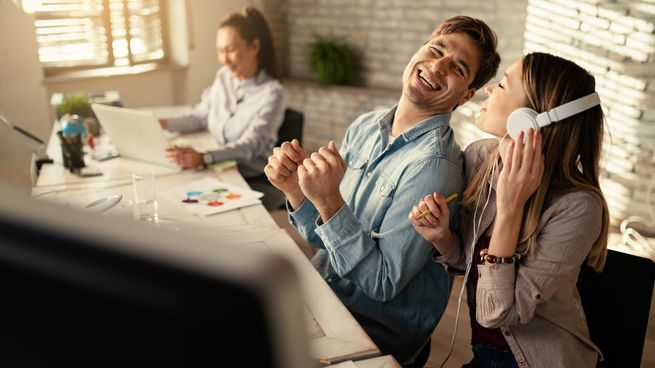 jovenes-empresarios-alegres-divirtiendose-mientras-trabajan-juntos-oficina.jpg