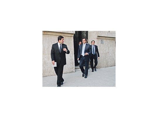 El titular de la AFIP, Ricardo Echegaray, a la salida de su encuentro en la Corte y acompañado de su equipo técnico.