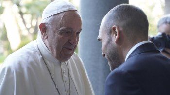 El Papa Francisco saludando al ministro de Economía, Martín Guzmán.