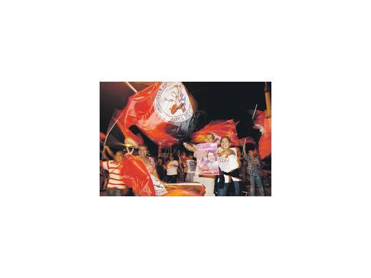 Partidarios de Daniel Ortega celebraron en Managua el domingo a la noche. En barrios beneficiados con planes sociales, la victoria del sandinista fue abrumadora.