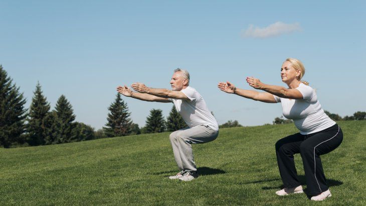 Entre sentadillas y algunos hábitos saludables es posible envejecer de buena manera.