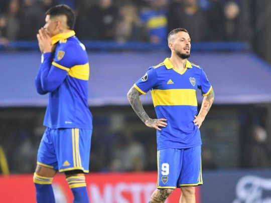 Noche errática. Darío Benedetto malogró dos penales y un gol adentro del área chica y Boca quedó eliminado de la Copa Libertadores.