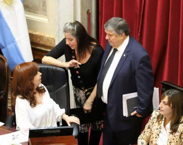 La vicepresidenta Cristina Fernández de Kirchner junto a los senadores José Mayans y Solari Quintana.