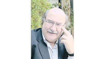 Antonio Skármeta, ganador del Premio Iberoamericano Planeta-Casa de América 2011, dice que los «premios dan más visibilidad al libro y no hay nada que desee más un escritor, aunque alguno lo niegue, que su obra sea leída».