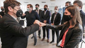 Fernanda Raverta junto a Axel Kicillof, durante el anuncio de obras en el puerto marplatense.