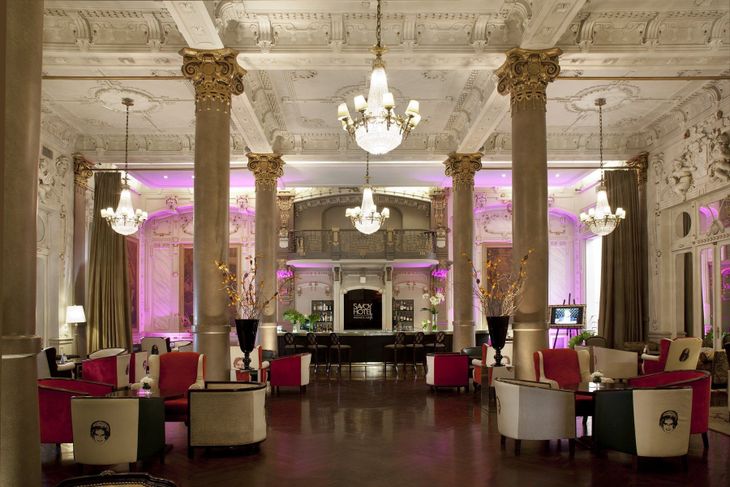 The emblematic Neobarrocal hotel in the Buenos Aires center offers a brunch or elegant dinner in its iconic lobby bar Empire. The emblematic Neobarrocal hotel in the Buenos Aires center offers a brunch or elegant dinner in its iconic lobby bar Empire.